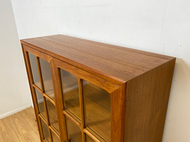 Stilvolle skandinavische Vitrine in Teakholz auf neuen Metallfüßen I Glasvitrine Büchervitrine Bücherschrank Highboard Geschirrschrank Regal Bücherregal Teak Vintage Mid-Century Danish Design I