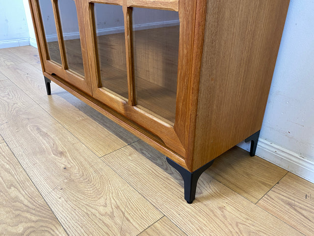 Stilvolle skandinavische Vitrine in Teakholz auf neuen Metallfüßen I Glasvitrine Büchervitrine Bücherschrank Highboard Geschirrschrank Regal Bücherregal Teak Vintage Mid-Century Danish Design I