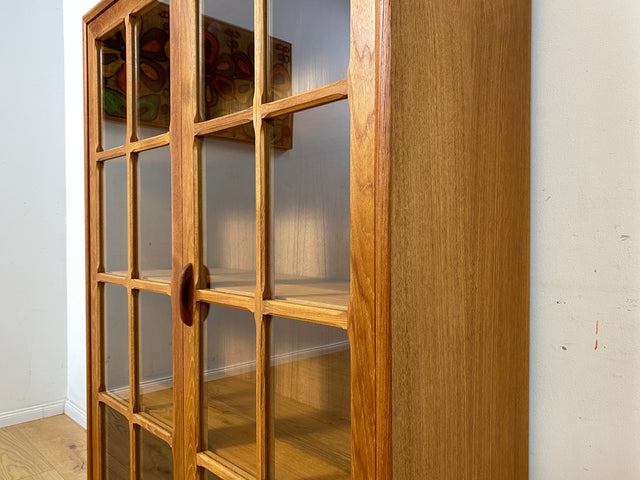 Stilvolle skandinavische Vitrine in Teakholz auf neuen Metallfüßen I Glasvitrine Büchervitrine Bücherschrank Highboard Geschirrschrank Regal Bücherregal Teak Vintage Mid-Century Danish Design I