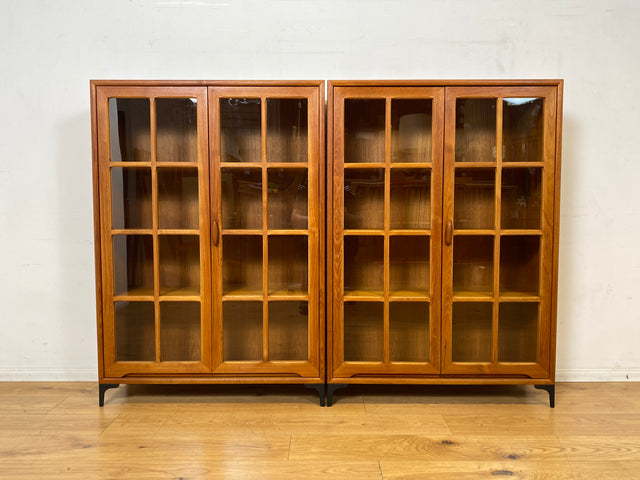 Stilvolle skandinavische Vitrine in Teakholz auf neuen Metallfüßen I Glasvitrine Büchervitrine Bücherschrank Highboard Geschirrschrank Regal Bücherregal Teak Vintage Mid-Century Danish Design I