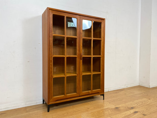 Stilvolle skandinavische Vitrine in Teakholz auf neuen Metallfüßen I Glasvitrine Büchervitrine Bücherschrank Highboard Geschirrschrank Regal Bücherregal Teak Vintage Mid-Century Danish Design I