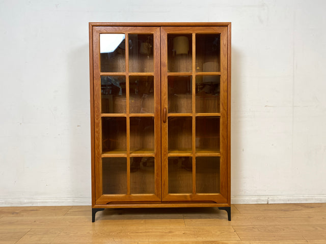 Stilvolle skandinavische Vitrine in Teakholz auf neuen Metallfüßen I Glasvitrine Büchervitrine Bücherschrank Highboard Geschirrschrank Regal Bücherregal Teak Vintage Mid-Century Danish Design I