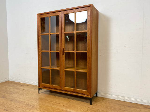 Stilvolle skandinavische Vitrine in Teakholz auf neuen Metallfüßen I Glasvitrine Büchervitrine Bücherschrank Highboard Geschirrschrank Regal Bücherregal Teak Vintage Mid-Century Danish Design I