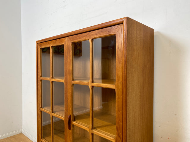 Stilvolle skandinavische Vitrine in Teakholz auf neuen Metallfüßen I Glasvitrine Büchervitrine Bücherschrank Highboard Geschirrschrank Regal Bücherregal Teak Vintage Mid-Century Danish Design I