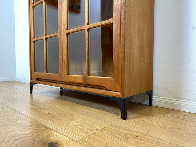 Stilvolle skandinavische Vitrine in Teakholz auf neuen Metallfüßen I Glasvitrine Büchervitrine Bücherschrank Highboard Geschirrschrank Regal Bücherregal Teak Vintage Mid-Century Danish Design I