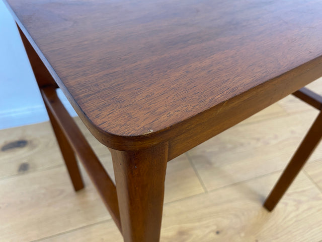 WMK I Edler und gut erhaltener kleiner skandinavischer Mid-Century Beistelltisch in Teakholz I Tisch Ablage Couchtisch Blumentisch Nachttisch Danish Design Vintage 60er Teak I