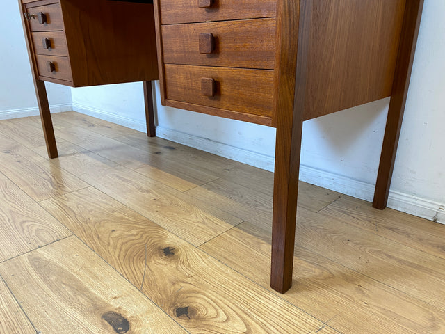 WMK I Stilvoller skandinavischer Mid-Century Designer Schreibtisch von Domino Møbler in Teakholz