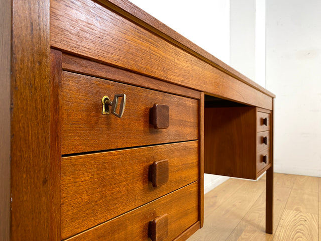 WMK I Stilvoller skandinavischer Mid-Century Designer Schreibtisch von Domino Møbler in Teakholz