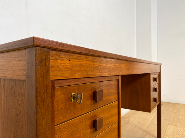 WMK I Stilvoller skandinavischer Mid-Century Designer Schreibtisch von Domino Møbler in Teakholz