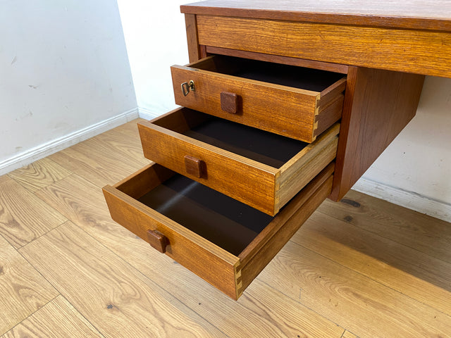 WMK I Stilvoller skandinavischer Mid-Century Designer Schreibtisch von Domino Møbler in Teakholz