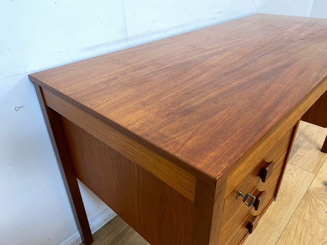 WMK I Stilvoller skandinavischer Mid-Century Designer Schreibtisch von Domino Møbler in Teakholz