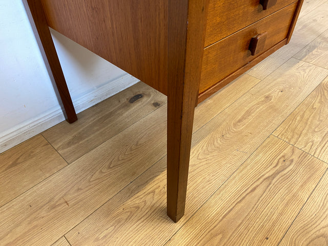 WMK I Stilvoller skandinavischer Mid-Century Designer Schreibtisch von Domino Møbler in Teakholz