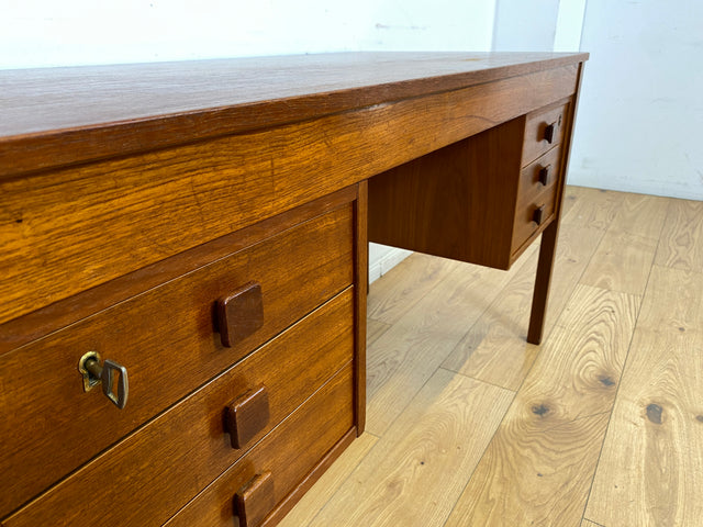 WMK I Stilvoller skandinavischer Mid-Century Designer Schreibtisch von Domino Møbler in Teakholz