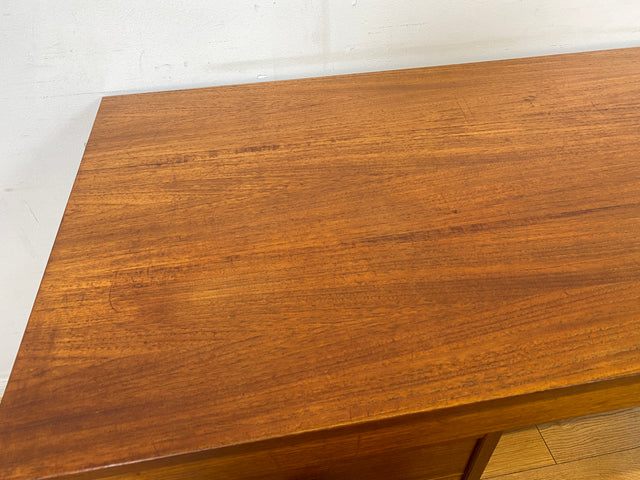 WMK I Stilvoller skandinavischer Mid-Century Designer Schreibtisch von Domino Møbler in Teakholz