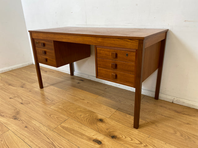 WMK I Stilvoller skandinavischer Mid-Century Designer Schreibtisch von Domino Møbler in Teakholz