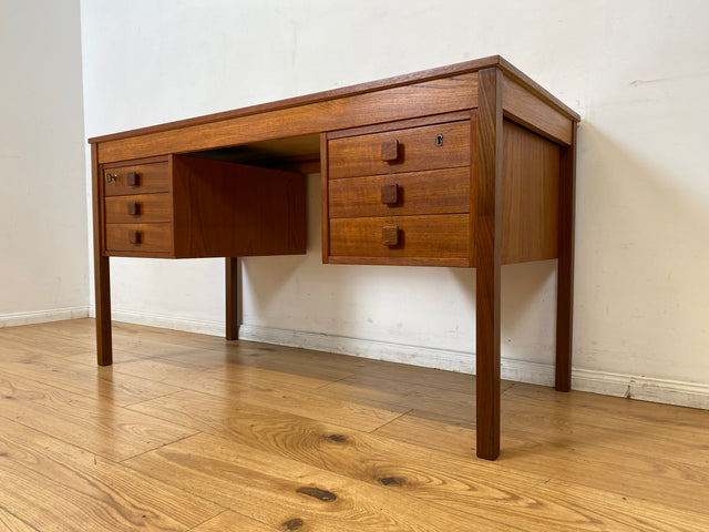 WMK I Stilvoller skandinavischer Mid-Century Designer Schreibtisch von Domino Møbler in Teakholz