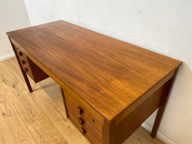 WMK I Stilvoller skandinavischer Mid-Century Designer Schreibtisch von Domino Møbler in Teakholz