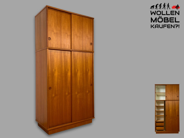 Stilvoller skandinavischer Mid-Century Kleiderschrank in Teakholz mit Schiebetüren , Schubladen & Aufsatz. (Kopie)