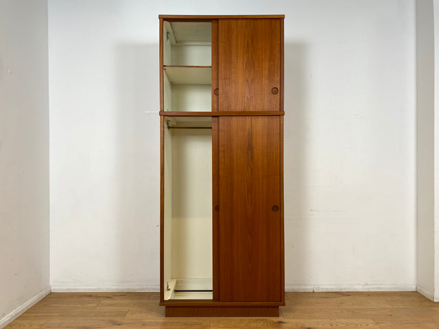 Stilvoller skandinavischer Mid-Century Kleiderschrank in Teakholz mit Schiebetüren , Schubladen & Aufsatz.