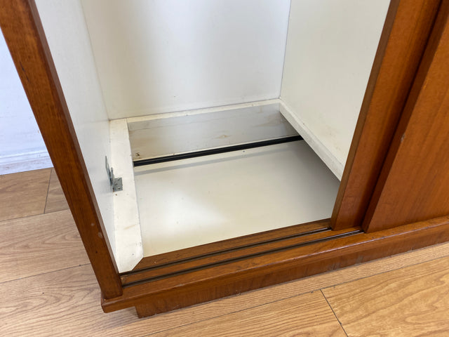 Stilvoller skandinavischer Mid-Century Kleiderschrank in Teakholz mit Schiebetüren , Schubladen & Aufsatz.