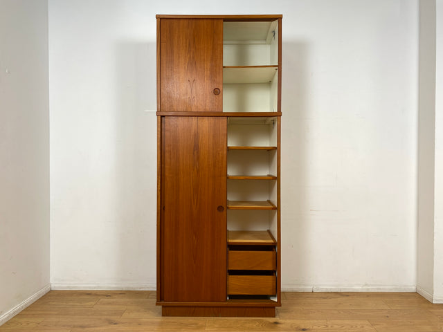 Stilvoller skandinavischer Mid-Century Kleiderschrank in Teakholz mit Schiebetüren , Schubladen & Aufsatz.