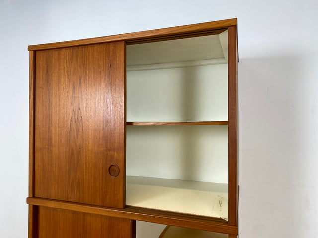 Stilvoller skandinavischer Mid-Century Kleiderschrank in Teakholz mit Schiebetüren , Schubladen & Aufsatz.