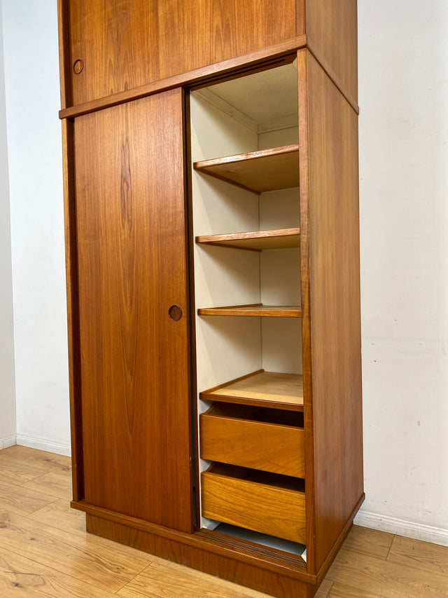 Stilvoller skandinavischer Mid-Century Kleiderschrank in Teakholz mit Schiebetüren , Schubladen & Aufsatz.