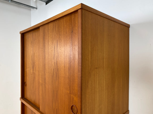 Stilvoller skandinavischer Mid-Century Kleiderschrank in Teakholz mit Schiebetüren , Schubladen & Aufsatz.