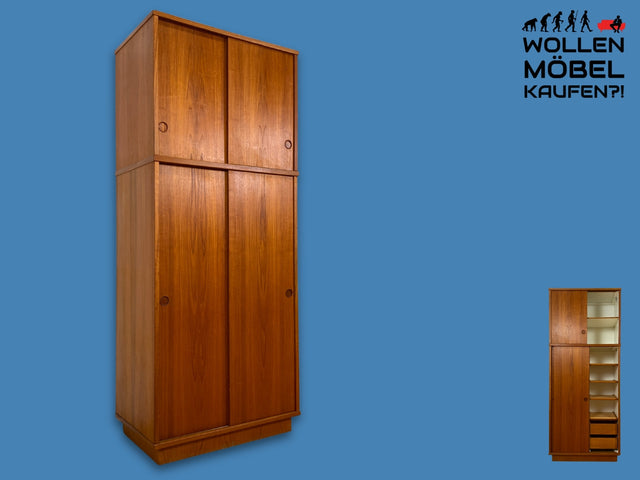 Stilvoller skandinavischer Mid-Century Kleiderschrank in Teakholz mit Schiebetüren , Schubladen & Aufsatz.