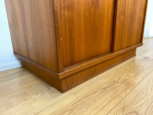 Stilvoller skandinavischer Mid-Century Kleiderschrank in Teakholz mit Schiebetüren , Schubladen & Aufsatz.