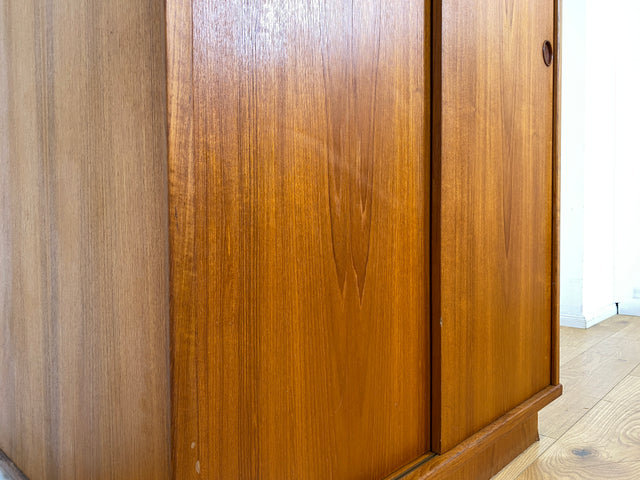 Stilvoller skandinavischer Mid-Century Kleiderschrank in Teakholz mit Schiebetüren , Schubladen & Aufsatz.