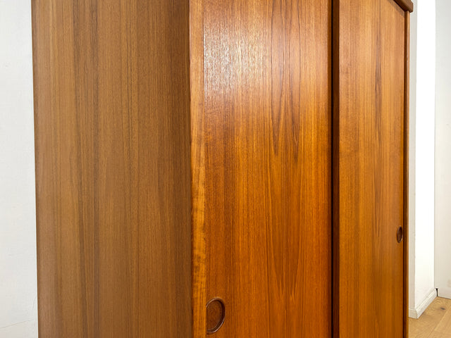 Stilvoller skandinavischer Mid-Century Kleiderschrank in Teakholz mit Schiebetüren , Schubladen & Aufsatz.