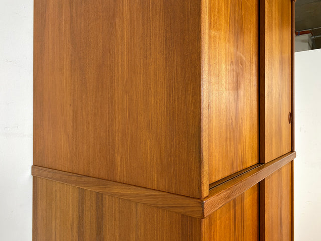 Stilvoller skandinavischer Mid-Century Kleiderschrank in Teakholz mit Schiebetüren , Schubladen & Aufsatz.