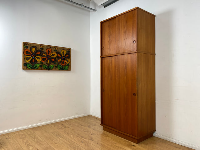 Stilvoller skandinavischer Mid-Century Kleiderschrank in Teakholz mit Schiebetüren , Schubladen & Aufsatz.