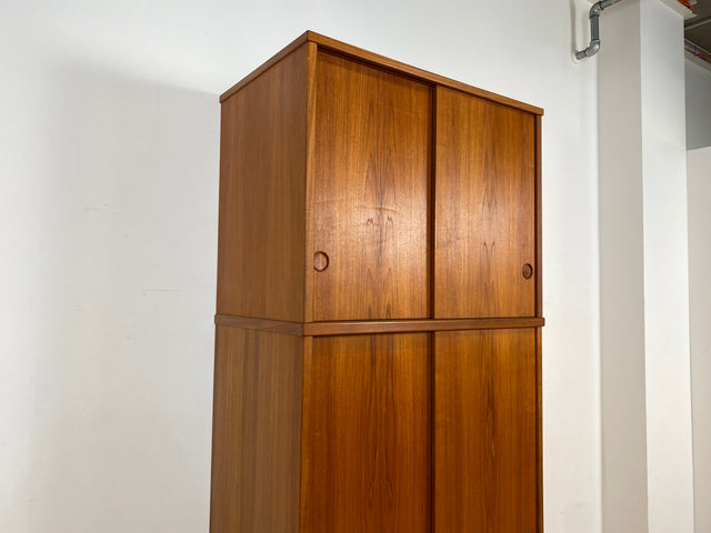 Stilvoller skandinavischer Mid-Century Kleiderschrank in Teakholz mit Schiebetüren , Schubladen & Aufsatz.