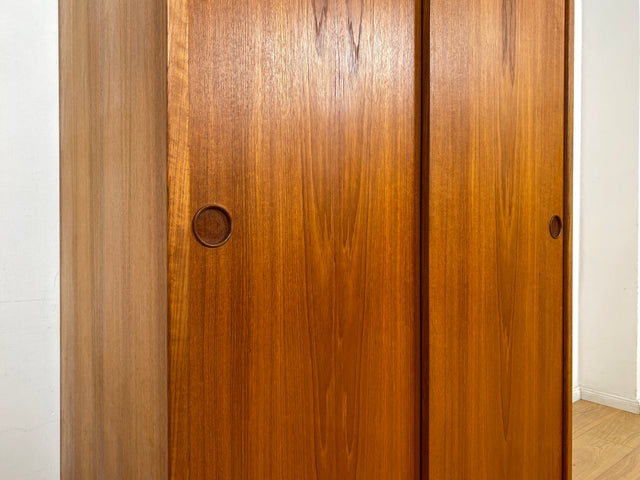 Stilvoller skandinavischer Mid-Century Kleiderschrank in Teakholz mit Schiebetüren , Schubladen & Aufsatz.