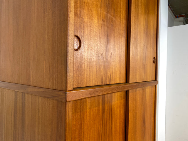Stilvoller skandinavischer Mid-Century Kleiderschrank in Teakholz mit Schiebetüren , Schubladen & Aufsatz.