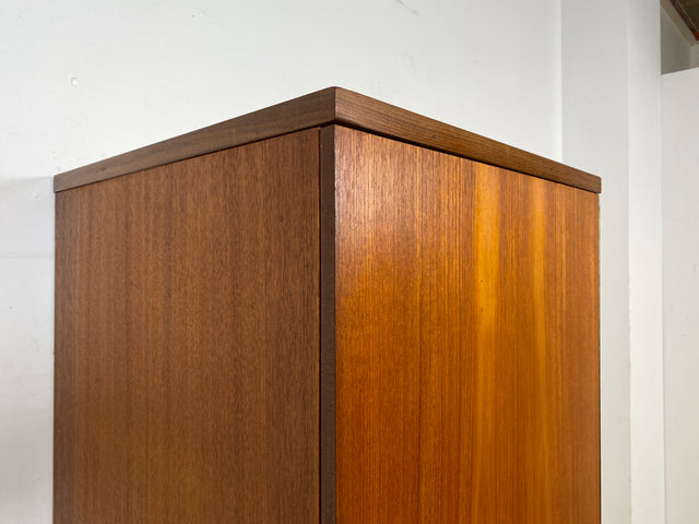 Hochwertiger skandinavischer Mid-Century Kleiderschrank mit Schubladen I Vollholz in Teak I Schrank Wäscheschrank Garderobe Flurschrank Teakholz Danisch Design Vintage I