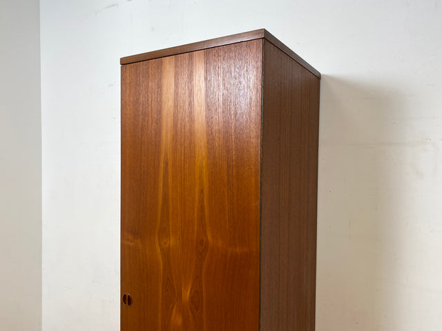 Hochwertiger skandinavischer Mid-Century Kleiderschrank mit Schubladen I Vollholz in Teak I Schrank Wäscheschrank Garderobe Flurschrank Teakholz Danisch Design Vintage I