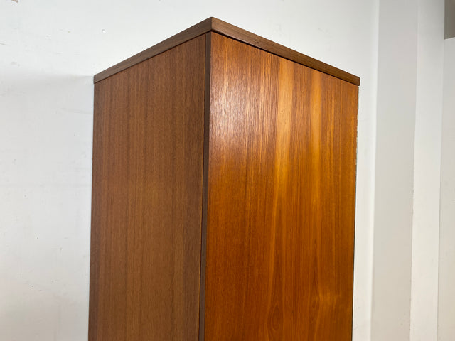 Hochwertiger skandinavischer Mid-Century Kleiderschrank mit Schubladen I Vollholz in Teak I Schrank Wäscheschrank Garderobe Flurschrank Teakholz Danisch Design Vintage I