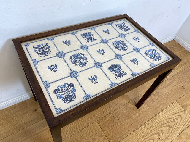 WMK I Einzigartiger skandinavischer Mid-Century Palisander mit Glasplatte und handgesticktem Gobelin I Wohnzimmertisch Beistelltisch Glastisch Ablage Danish Design Vintage Rosewood I