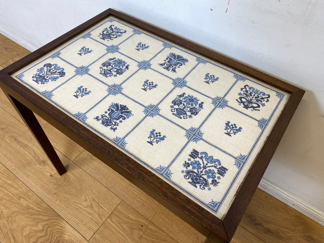 WMK I Einzigartiger skandinavischer Mid-Century Palisander mit Glasplatte und handgesticktem Gobelin I Wohnzimmertisch Beistelltisch Glastisch Ablage Danish Design Vintage Rosewood I