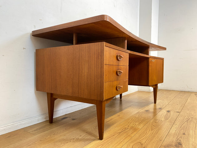 Formschöner freistellender skandinavischer Mid-Century Schreibtisch in Teakholz mit Regal an der Rückseite I Desk Arbeitstisch Bürotisch Cheftisch Danish Design Vintage Teak