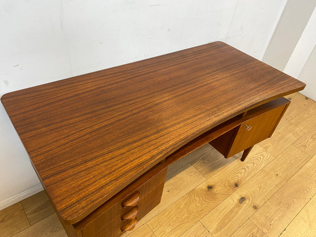 Formschöner freistellender skandinavischer Mid-Century Schreibtisch in Teakholz mit Regal an der Rückseite I Desk Arbeitstisch Bürotisch Cheftisch Danish Design Vintage Teak