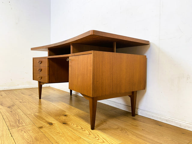 Formschöner freistellender skandinavischer Mid-Century Schreibtisch in Teakholz mit Regal an der Rückseite I Desk Arbeitstisch Bürotisch Cheftisch Danish Design Vintage Teak