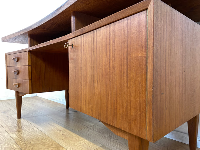 Formschöner freistellender skandinavischer Mid-Century Schreibtisch in Teakholz mit Regal an der Rückseite I Desk Arbeitstisch Bürotisch Cheftisch Danish Design Vintage Teak
