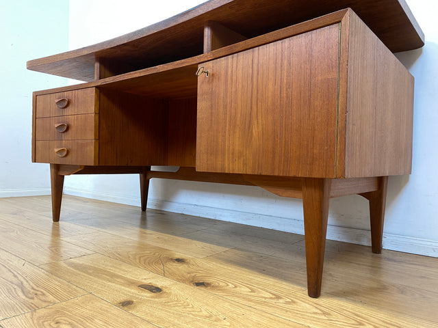 Formschöner freistellender skandinavischer Mid-Century Schreibtisch in Teakholz mit Regal an der Rückseite I Desk Arbeitstisch Bürotisch Cheftisch Danish Design Vintage Teak