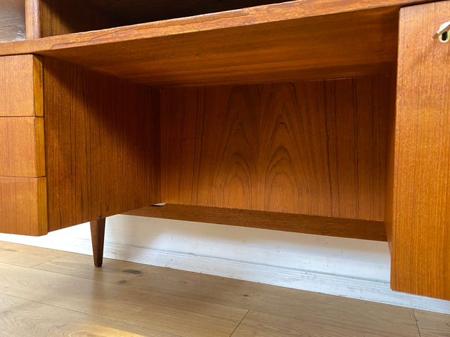 Formschöner freistellender skandinavischer Mid-Century Schreibtisch in Teakholz mit Regal an der Rückseite I Desk Arbeitstisch Bürotisch Cheftisch Danish Design Vintage Teak