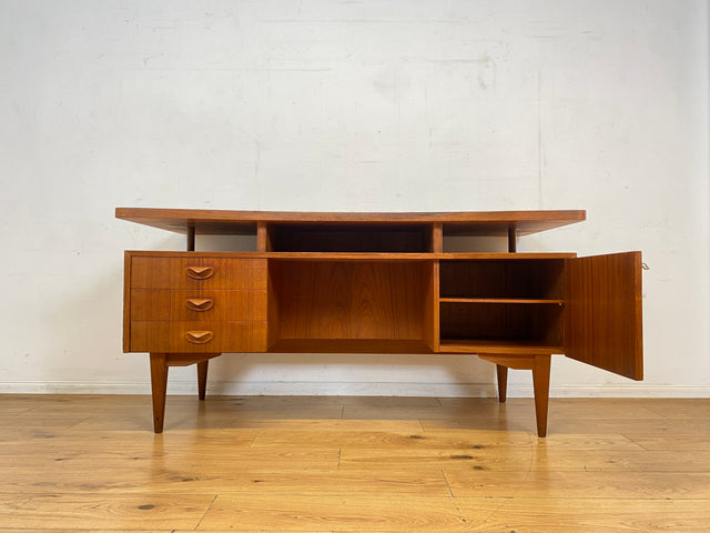 Formschöner freistellender skandinavischer Mid-Century Schreibtisch in Teakholz mit Regal an der Rückseite I Desk Arbeitstisch Bürotisch Cheftisch Danish Design Vintage Teak