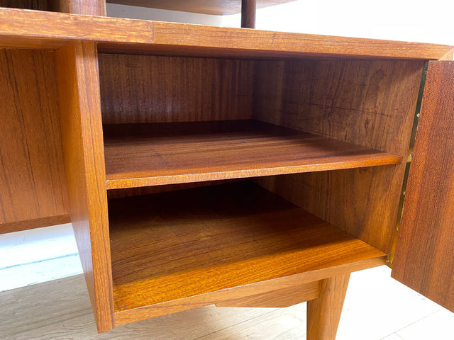 Formschöner freistellender skandinavischer Mid-Century Schreibtisch in Teakholz mit Regal an der Rückseite I Desk Arbeitstisch Bürotisch Cheftisch Danish Design Vintage Teak